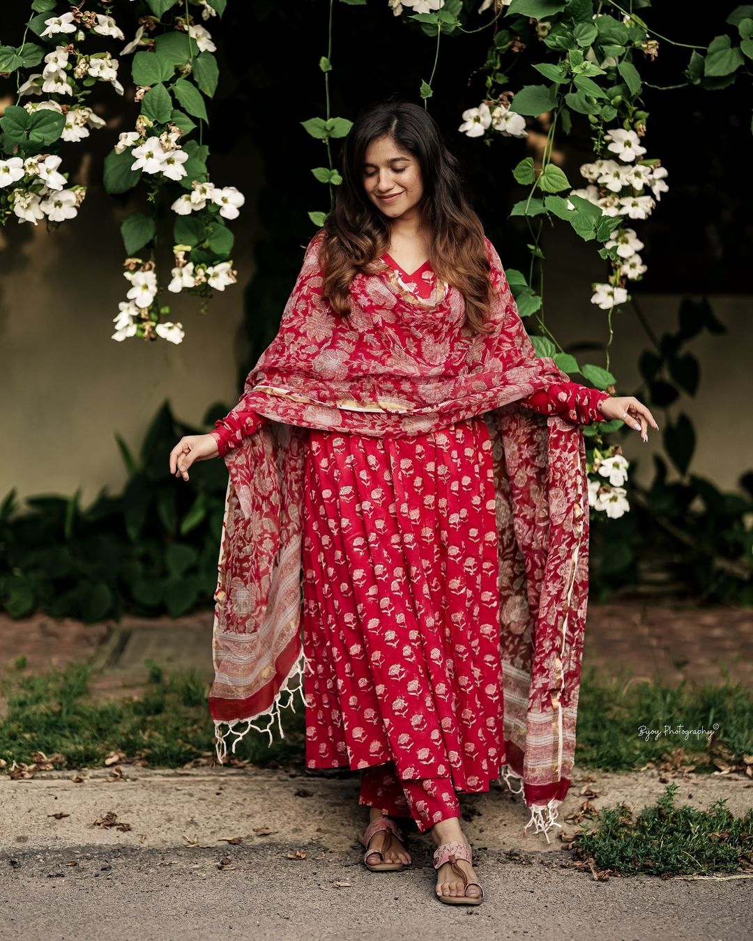 Women Viscose Printed Red Kurta And Pant Set With Dupatta
